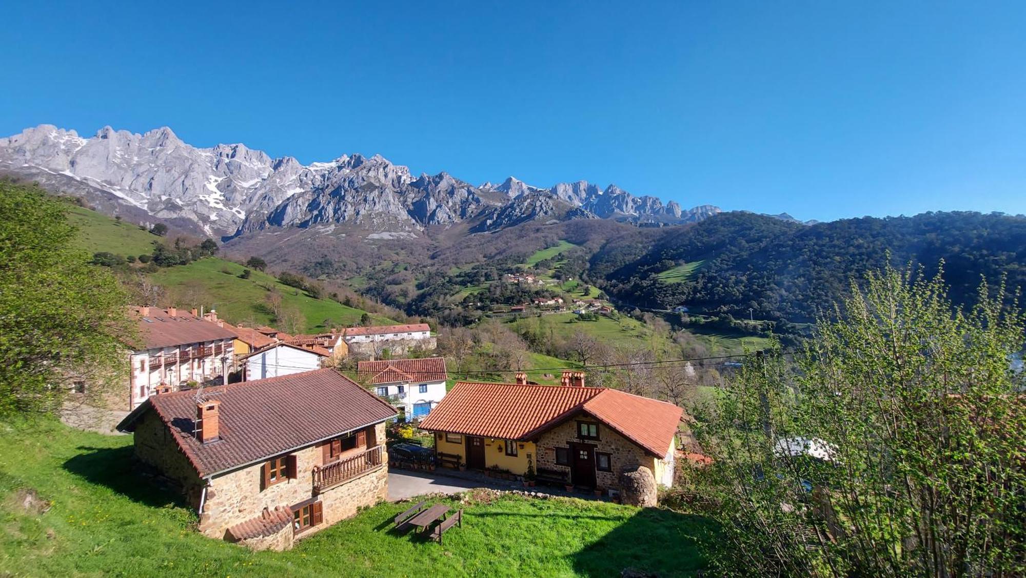 Apartamentos Rurales Los Picos De Redo 카말레노 외부 사진