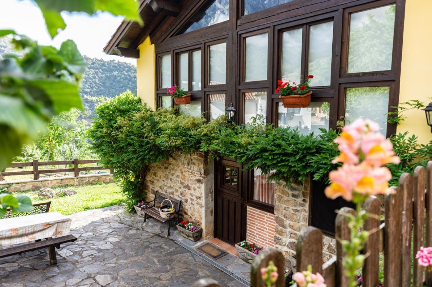 Apartamentos Rurales Los Picos De Redo 카말레노 외부 사진