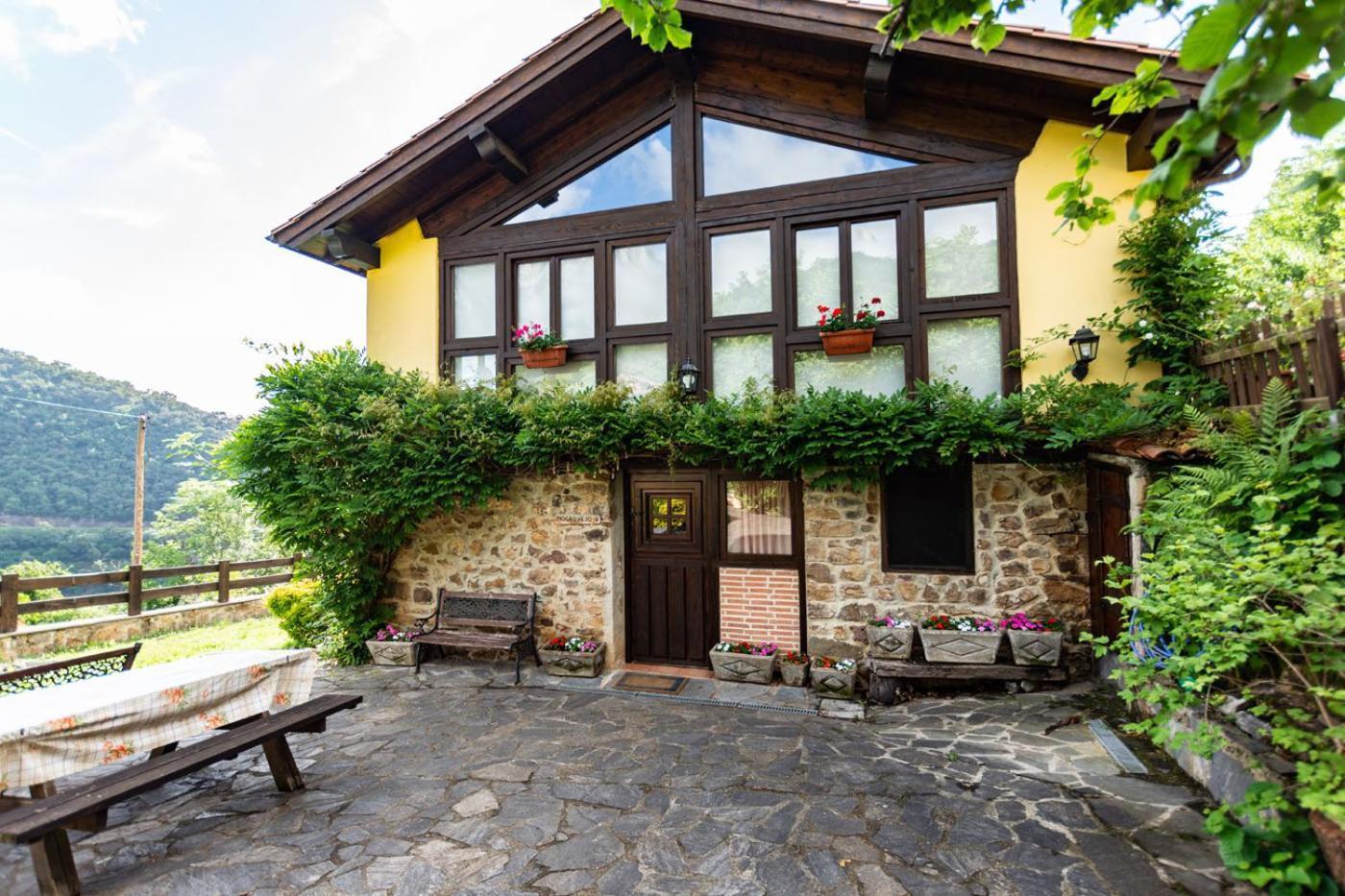 Apartamentos Rurales Los Picos De Redo 카말레노 외부 사진