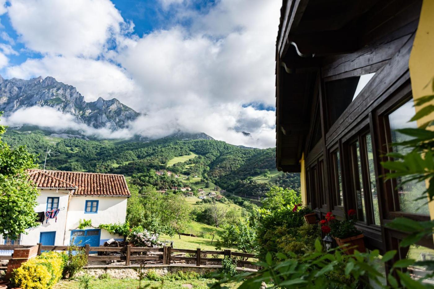 Apartamentos Rurales Los Picos De Redo 카말레노 외부 사진