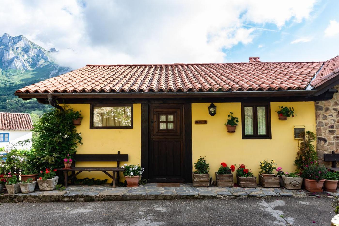 Apartamentos Rurales Los Picos De Redo 카말레노 외부 사진