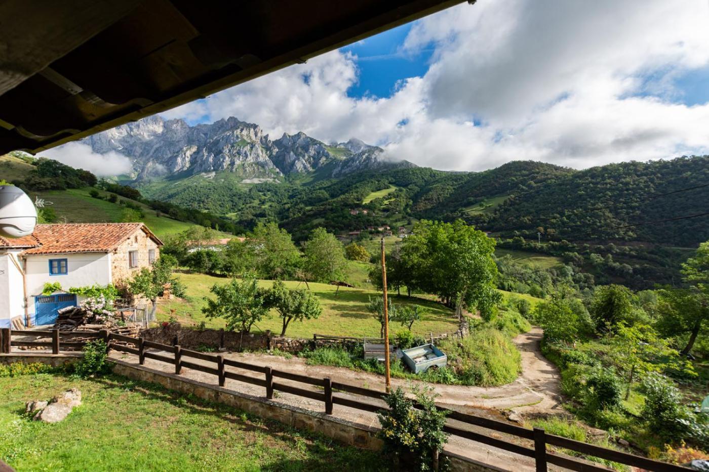 Apartamentos Rurales Los Picos De Redo 카말레노 외부 사진