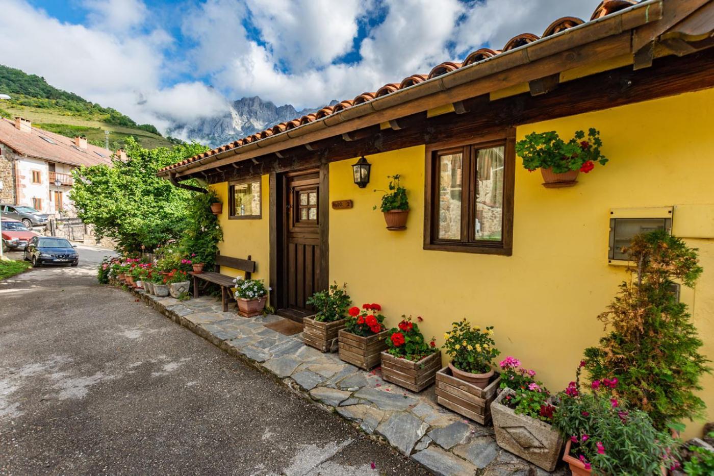 Apartamentos Rurales Los Picos De Redo 카말레노 외부 사진