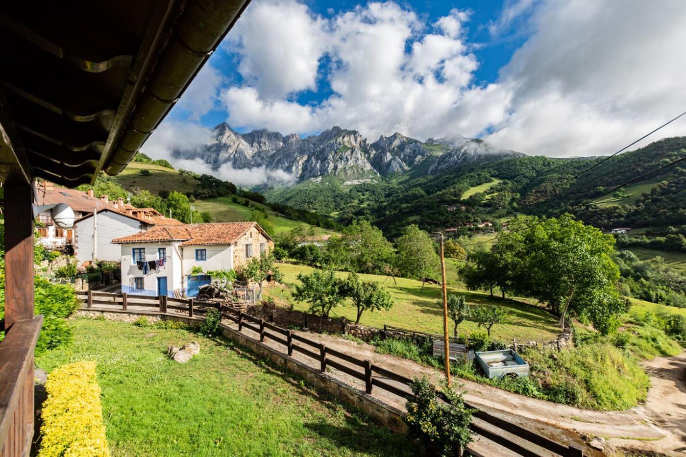 Apartamentos Rurales Los Picos De Redo 카말레노 외부 사진