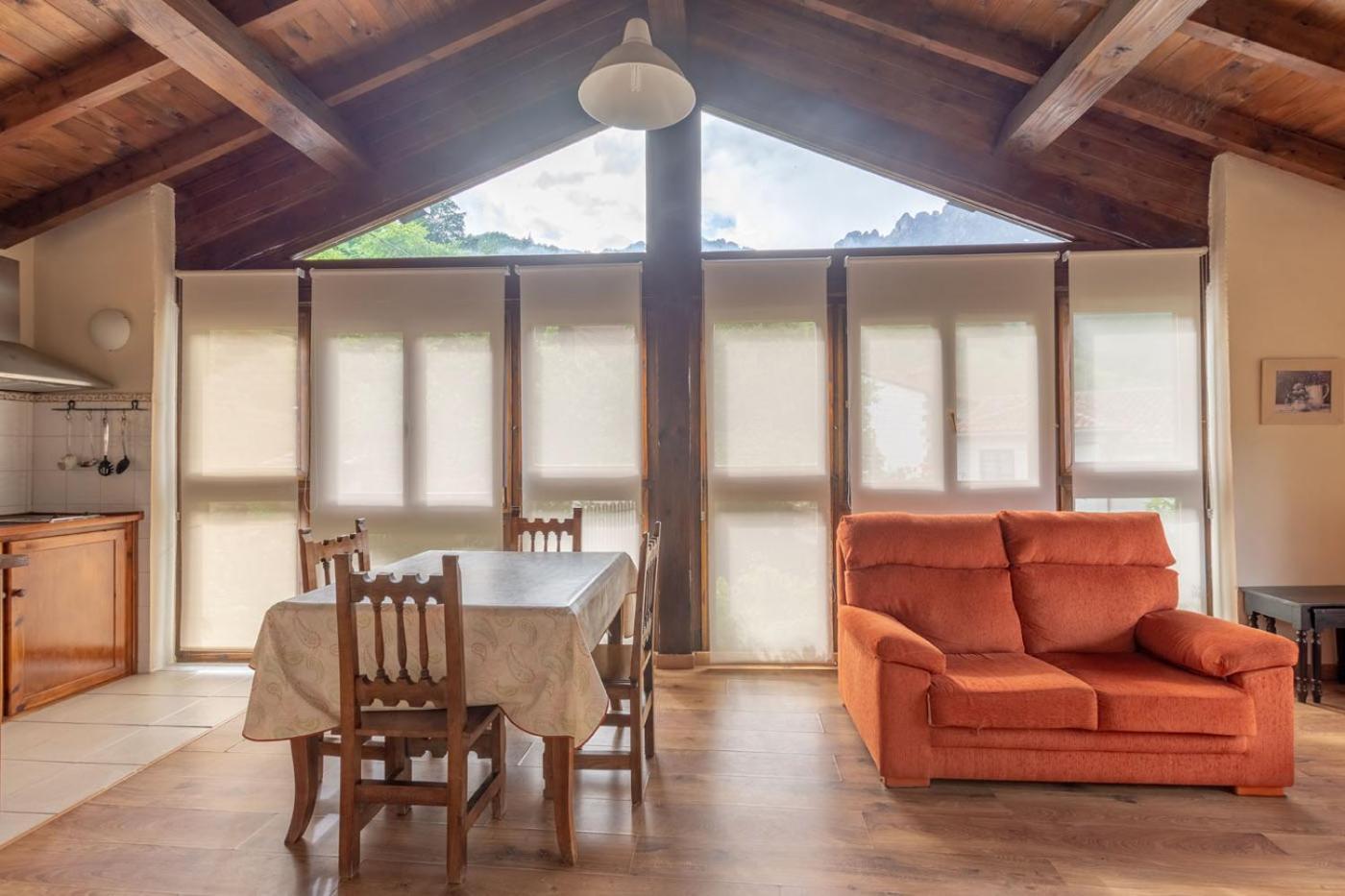 Apartamentos Rurales Los Picos De Redo 카말레노 외부 사진
