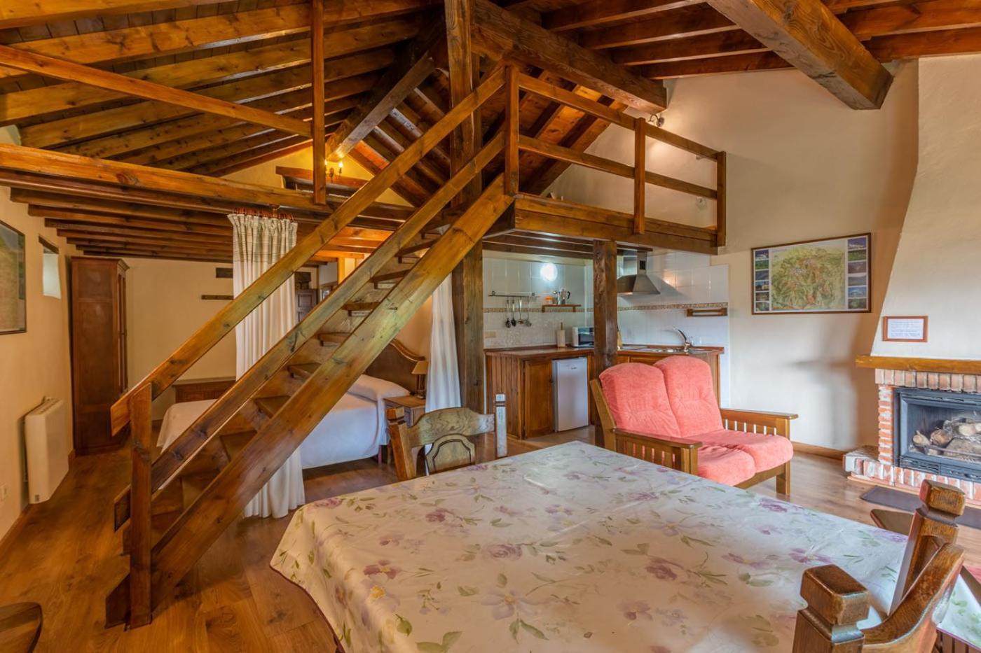 Apartamentos Rurales Los Picos De Redo 카말레노 외부 사진
